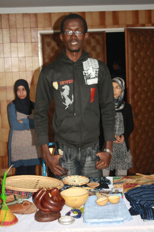 M. KABA devant son stand guinéen à l'ENIM: « Crédit Photo : Madigbè Bintou KABA »